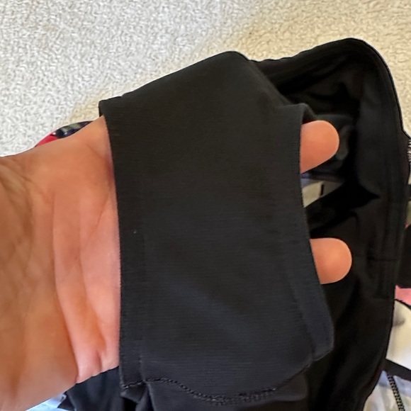 Lululemon- Women's Camouflage Print Shorts size 6 ( please read below 👇🏻) - Picture 3 of 9